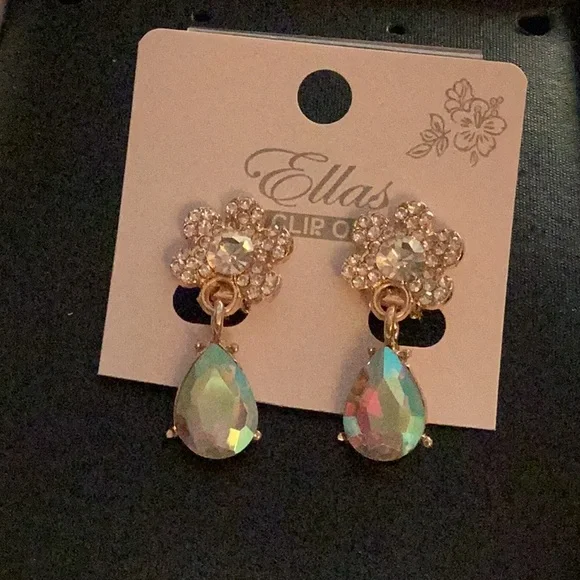 🌺NWT Gorgeous Rhinestone Clip On Earrings Closet Must Have 🌺 - Picture 4 of 6